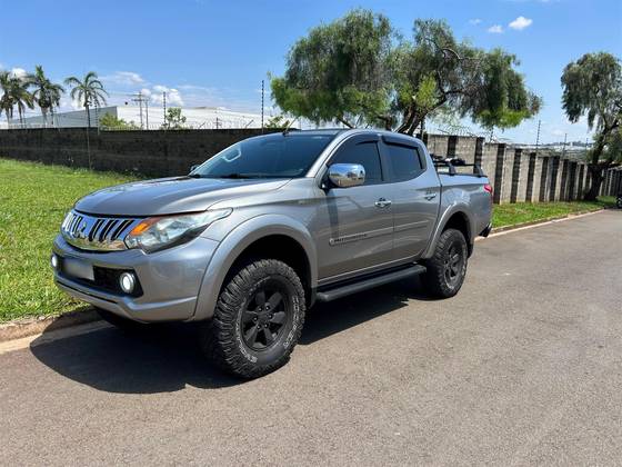 MITSUBISHI L200 TRITON 2.4 16V TURBO DIESEL SPORT HPE CD 4P 4X4 AUTOMÁTICO MITSUBISHI L200 TRITON 2.4 16V TURBO DIESEL SPORT HPE CD 4P 4X4 AUTOMÁTICO
